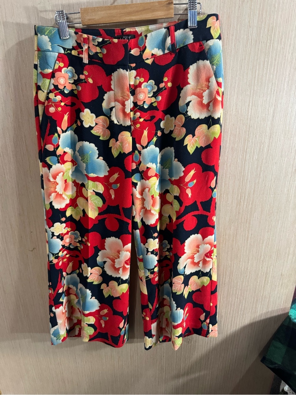 LOFT Petite Red Floral Wide Leg Cropped Pants with Multicolor Blossoms Size 2P